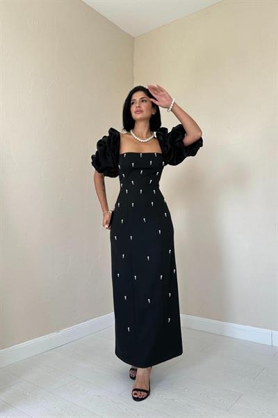 Siyah İşlemeli Kolu Garnili Elbise