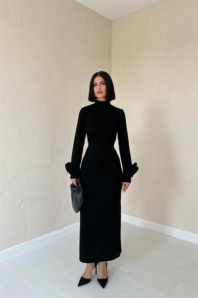 Siyah Kolları Güllü Triko Elbise