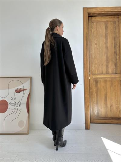 Siyah Manşet Detaylı Kaban