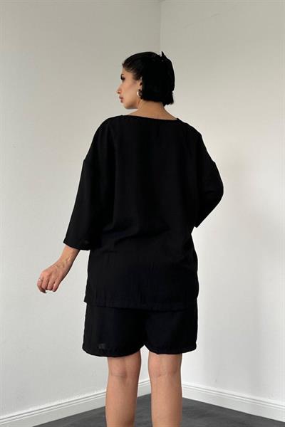 Siyah Şort Ve Üst Takım