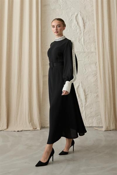 Siyah Yaka Ve Kolları Taşlı Elbise