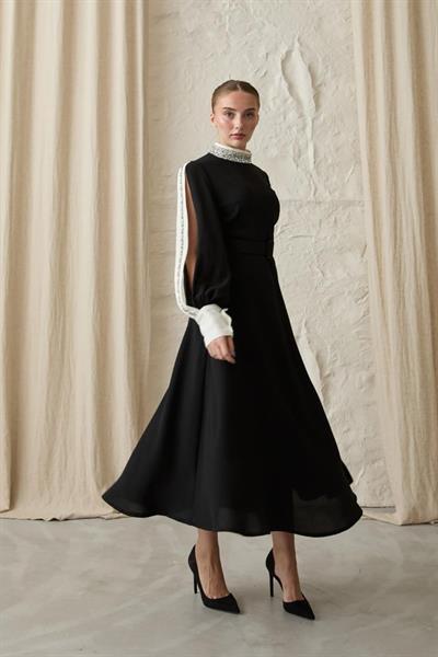 Siyah Yaka Ve Kolları Taşlı Elbise