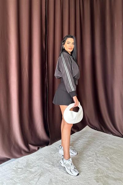 Siyah Yanları Şeritli Kısa Ceket