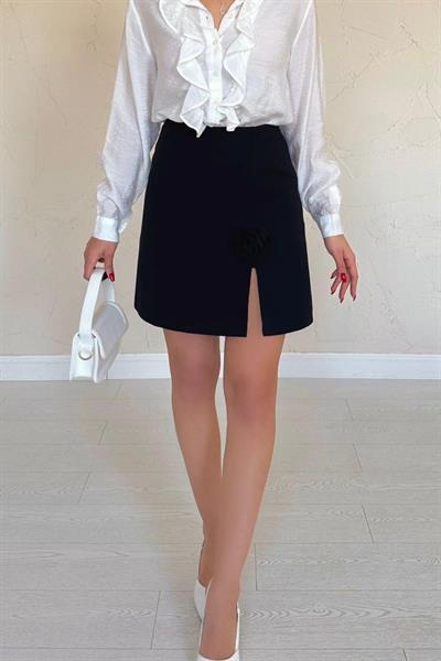 Siyah Yırtmaçlı Gül Detaylı Mini Etek