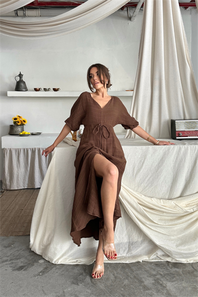 V YAKA BEL BONCUK BAĞLAMALI MÜSLİN ELBİSE YIRTMAÇ DETAYLI - Kahverengi