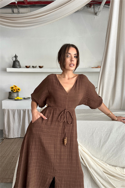 V YAKA BEL BONCUK BAĞLAMALI MÜSLİN ELBİSE YIRTMAÇ DETAYLI - Kahverengi
