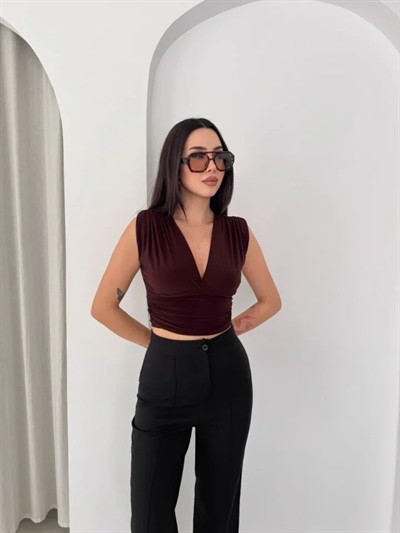 Vatkalı Kolsuz V Yaka Drapeli Crop Bluz Likralı Fit - Kahverengi