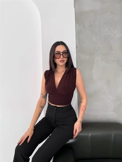 Vatkalı Kolsuz V Yaka Drapeli Crop Bluz Likralı Fit - Kahverengi