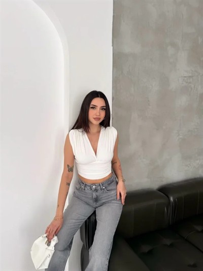 Vatkalı Kolsuz V Yaka Drapeli Crop Bluz Likralı Fit - Beyaz