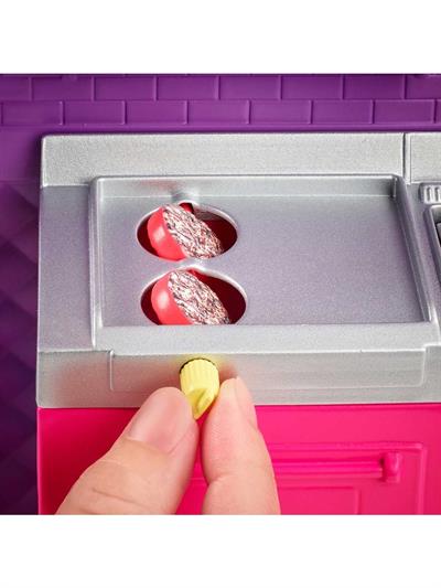 Barbie Barbie nin Yemek Arabası, Çok Sayıda Oyun Alanı ve 30 dan Fazla Gerçekçi Oyuncak Figür