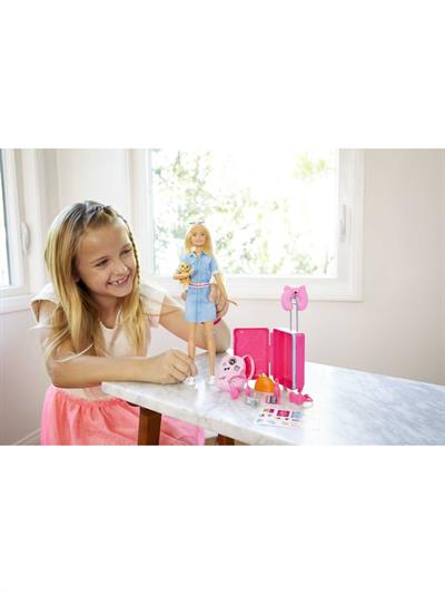 Barbie Seyahatte Bebeği ve Aksesuarları, Köpekçik, Bavul ve 10 dan Fazla Aksesuarlı