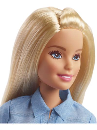 Barbie Seyahatte Bebeği ve Aksesuarları, Köpekçik, Bavul ve 10 dan Fazla Aksesuarlı