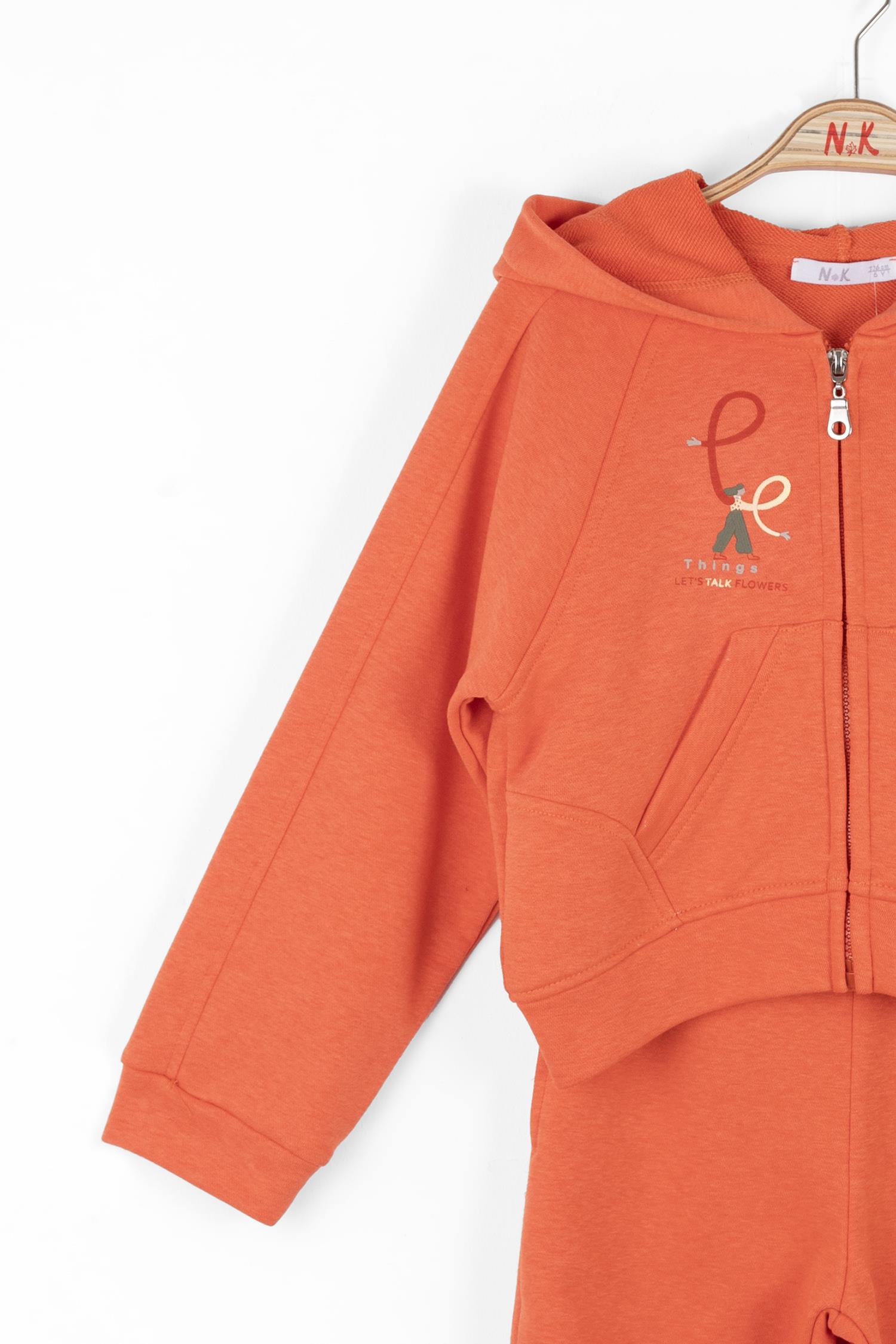 Krossovka kiygan qiz yomon Krossovka kiygan qiz yomon