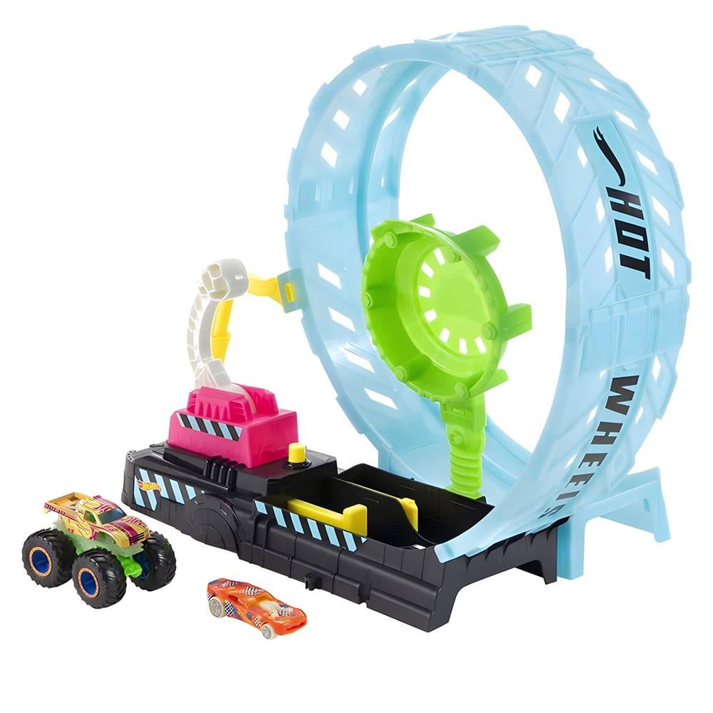 HOT WHEELS MONSTER TRUCKS KARANLIKTA PARLAYAN CEMBERDE YARIS SETI HBN02 Diğer HBN02