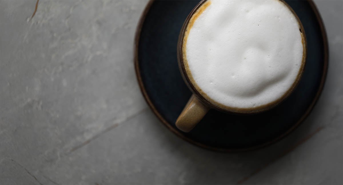 Flat White Nedir ve Nasıl Yapılır? Küçük Bir Fincanın İçindeki Büyük Kahve Sanatı