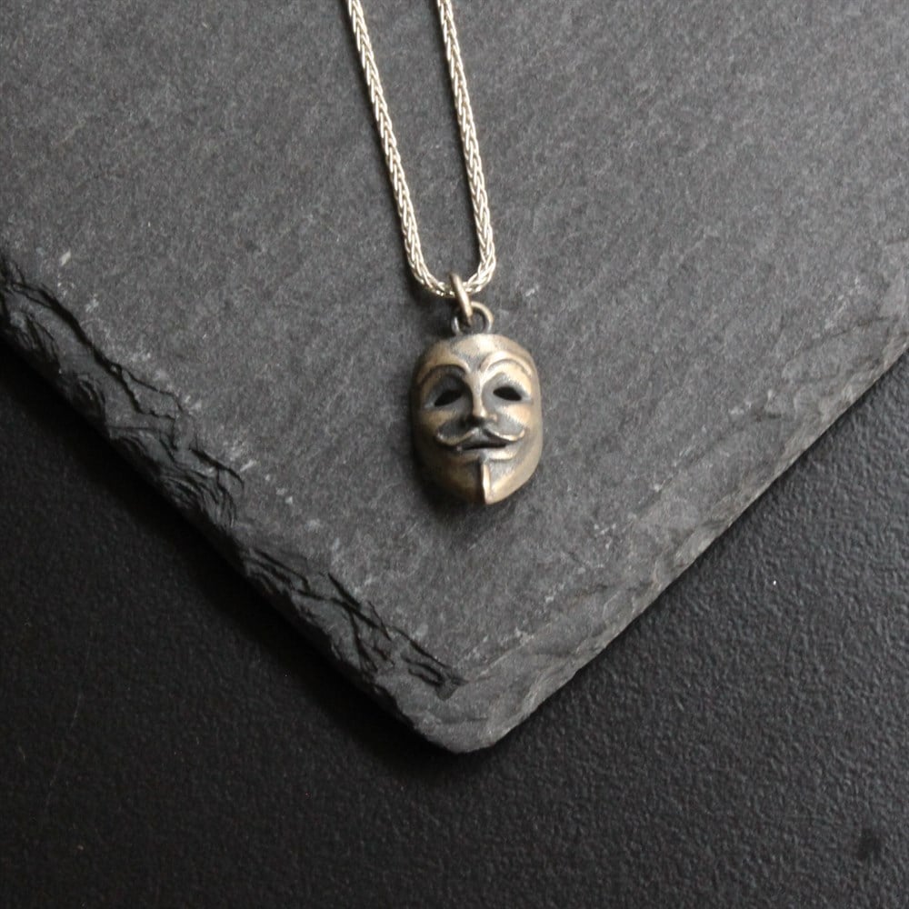 Anonymous Kolye