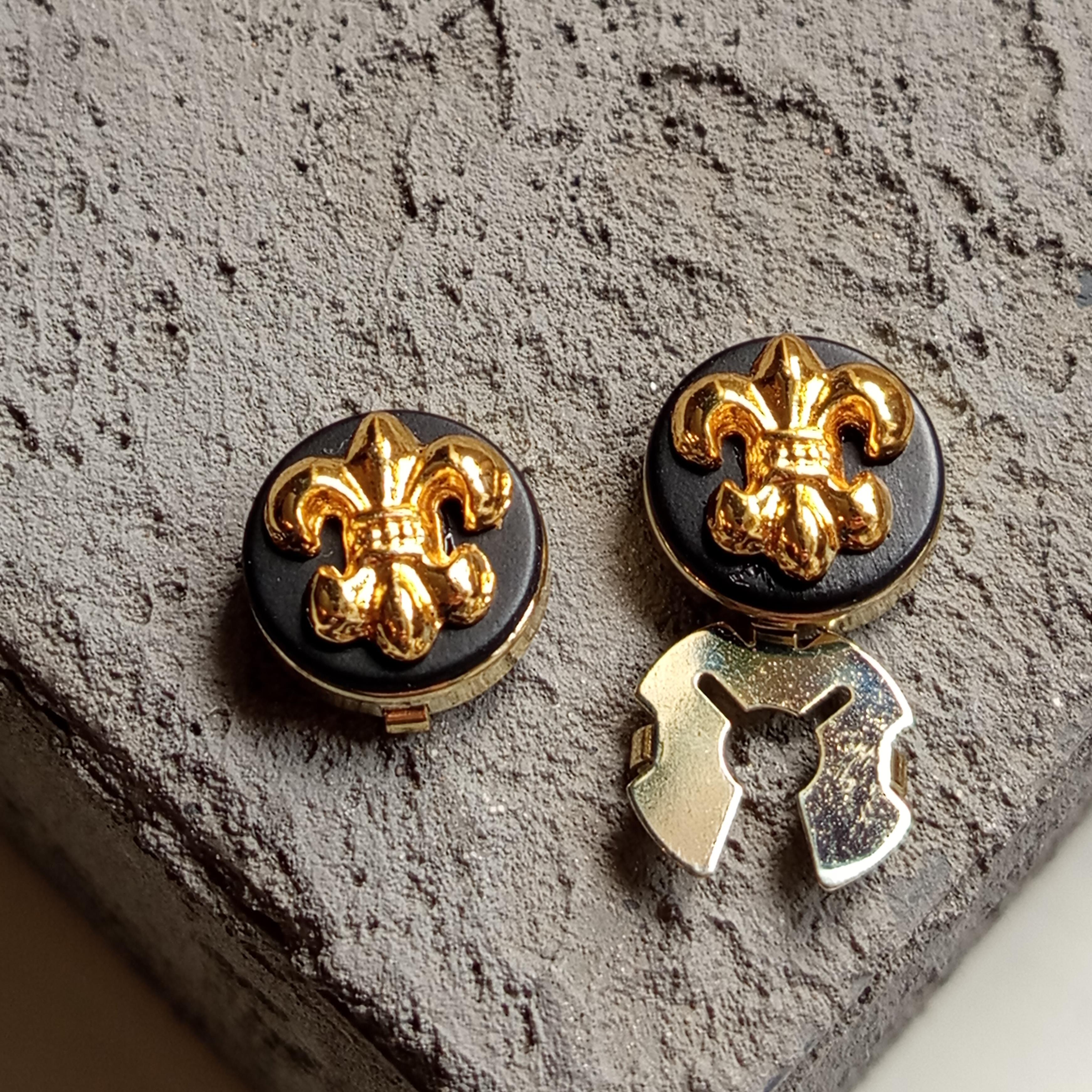 Fleur de Lis Figürlü Geçmeli Kol Düğmesi 