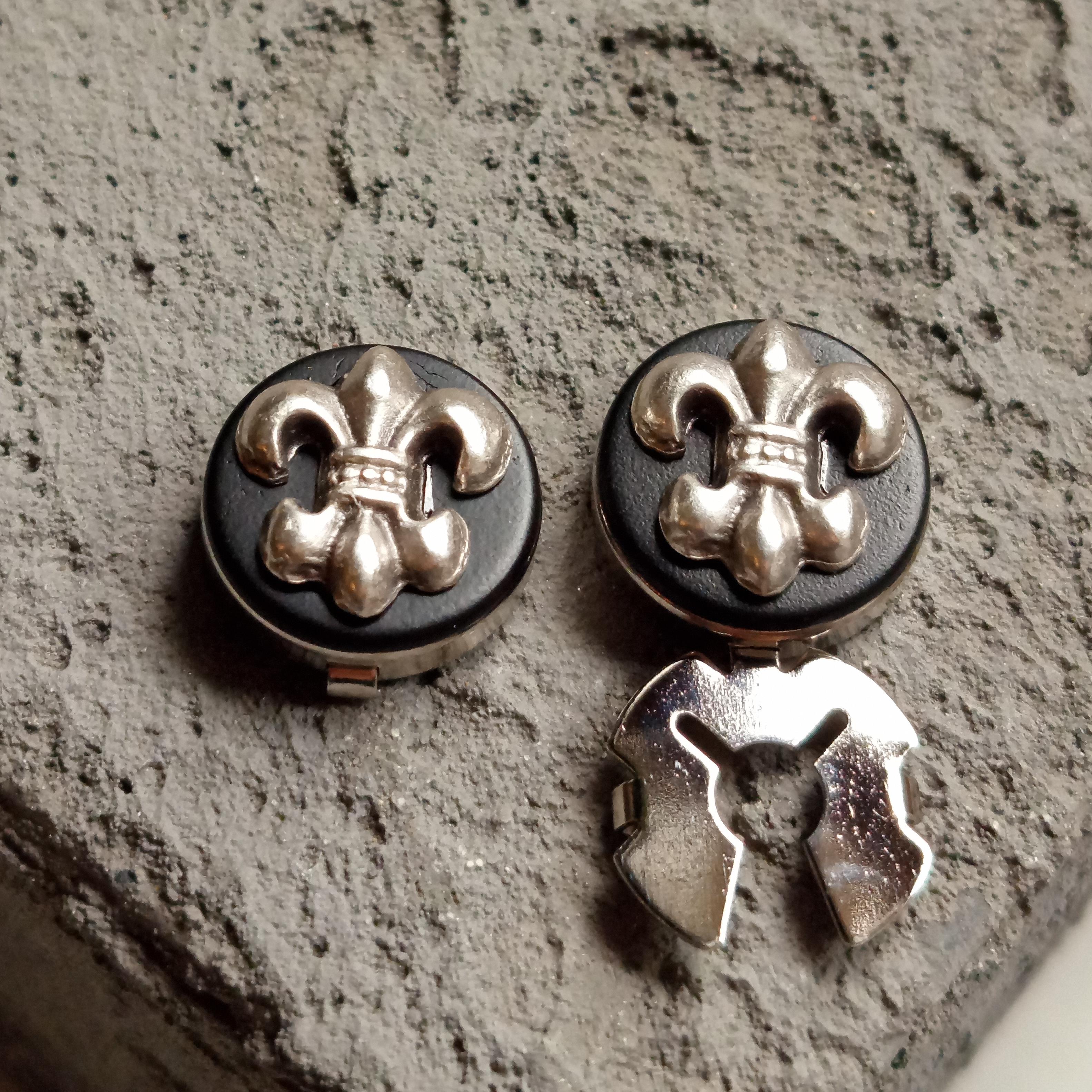 Fleur de Lis Figürlü Geçmeli Kol Düğmesi 