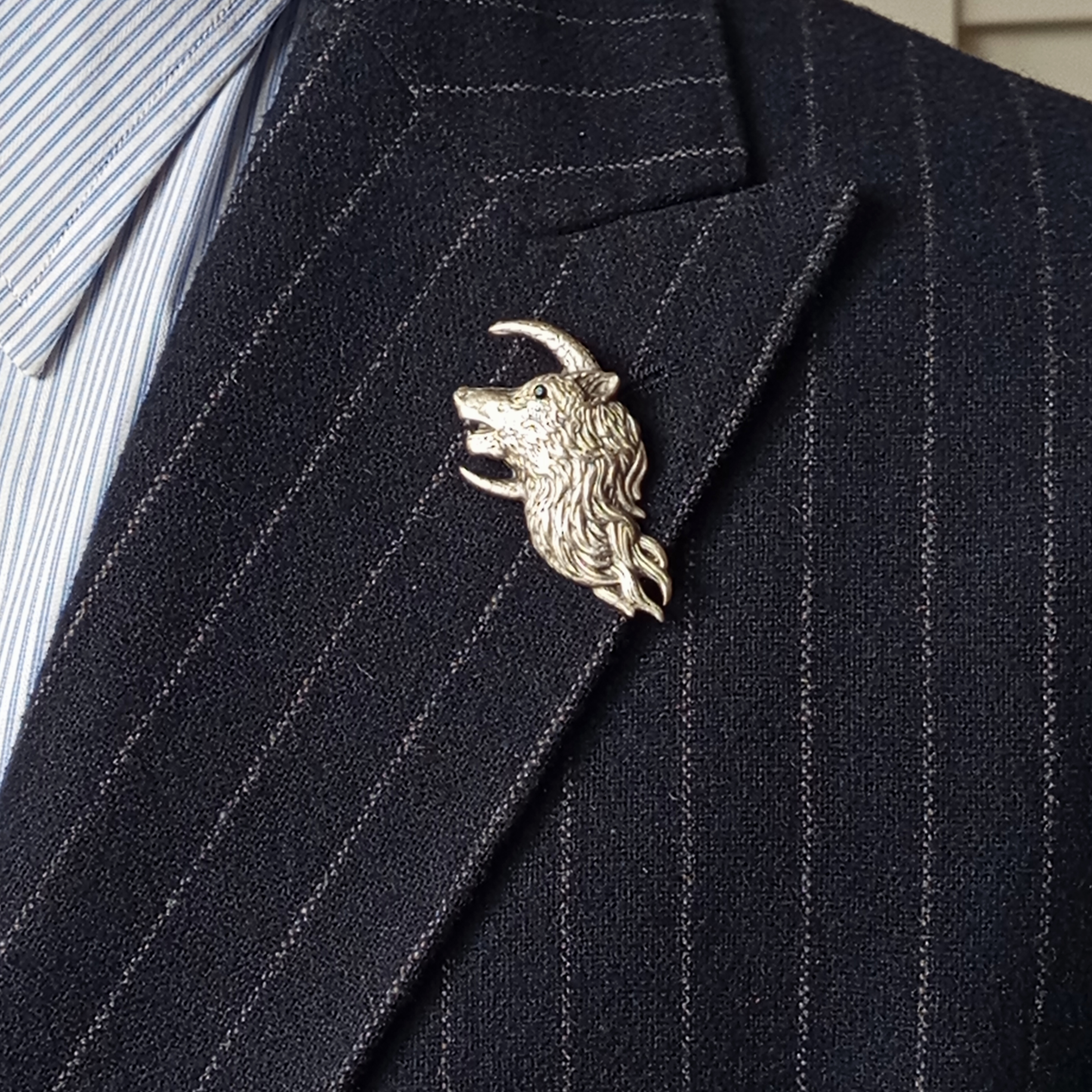 Kurt Figürlü Yaka Broşu