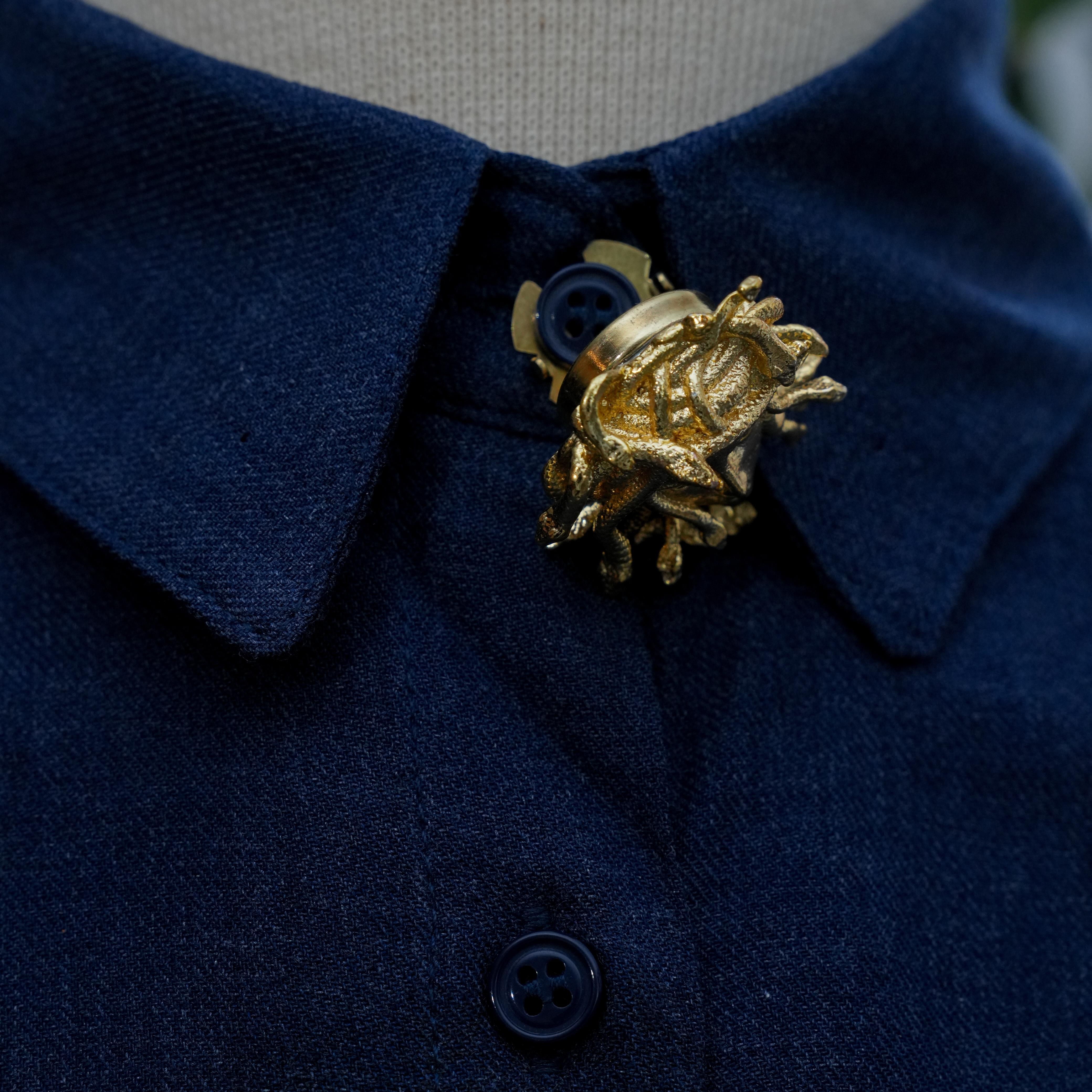 Medusa Figürlü Gömlek Yaka Düğmesi