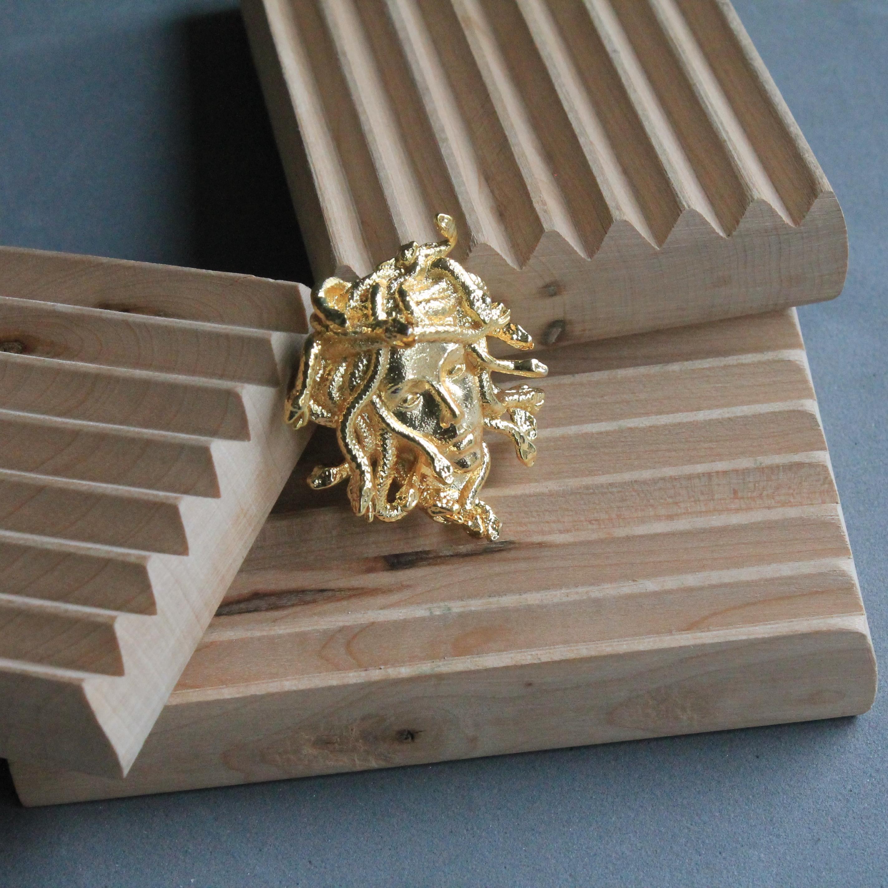 Medusa Figürlü Gömlek Yaka Düğmesi