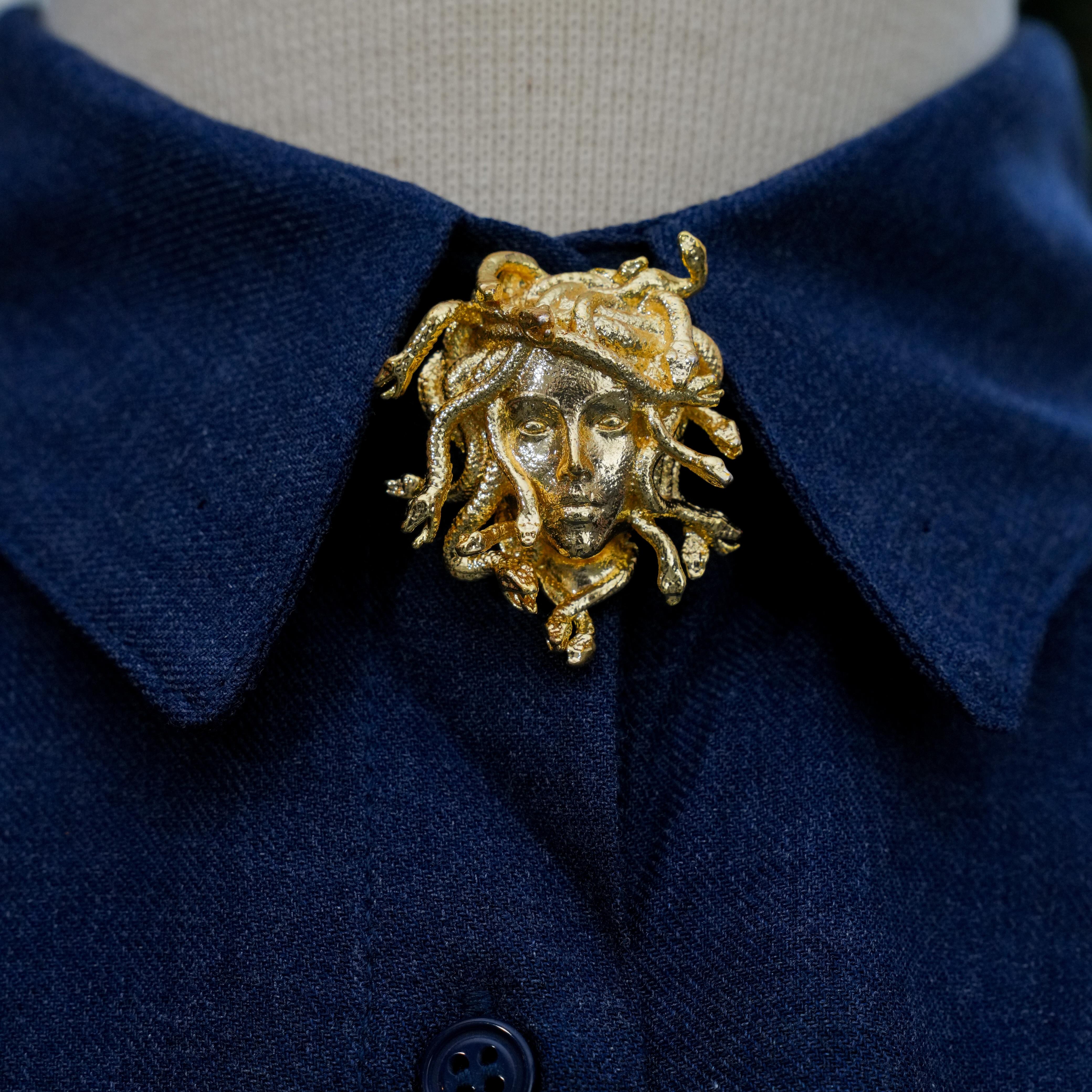 Medusa Figürlü Gömlek Yaka Düğmesi