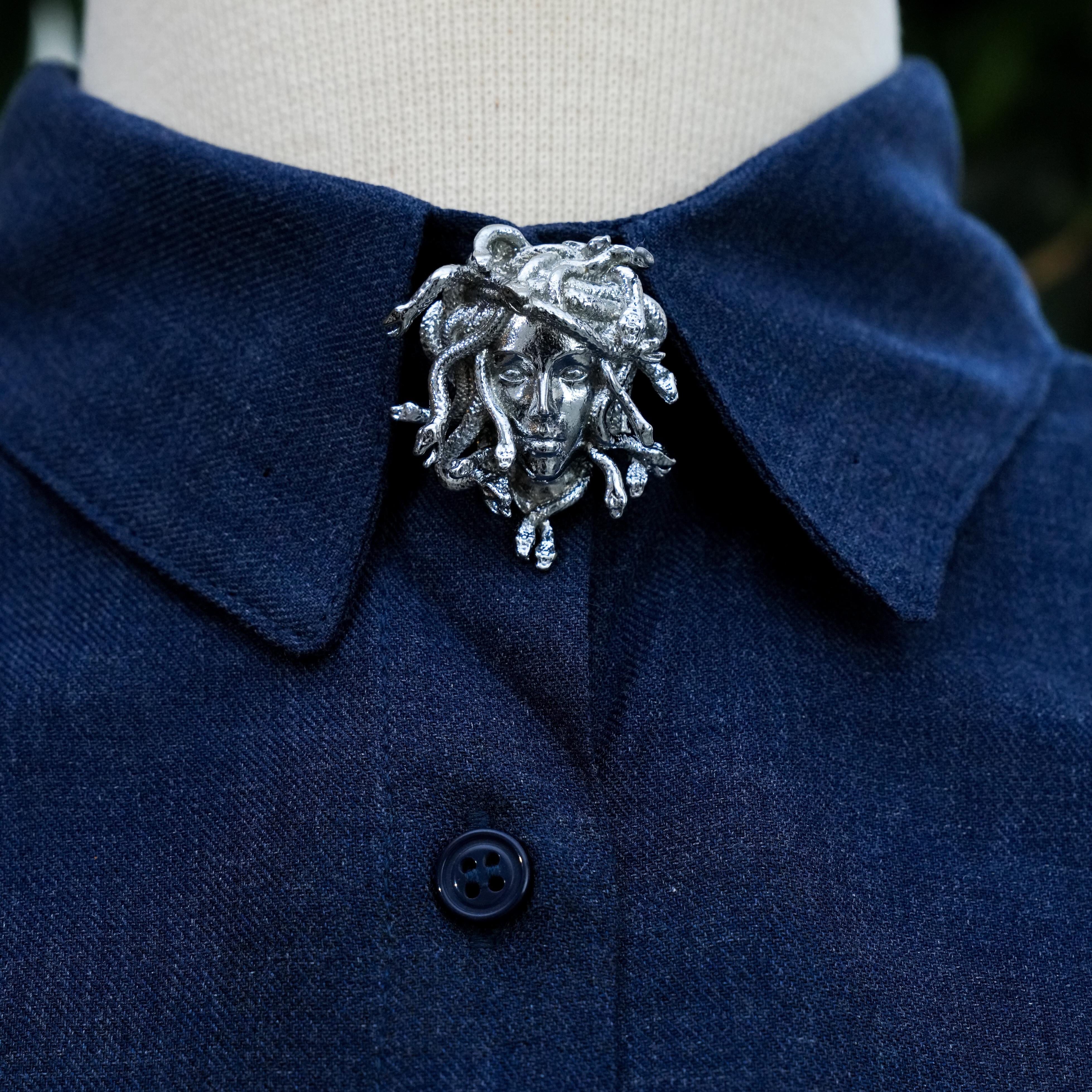 Medusa Figürlü Gömlek Yaka Düğmesi