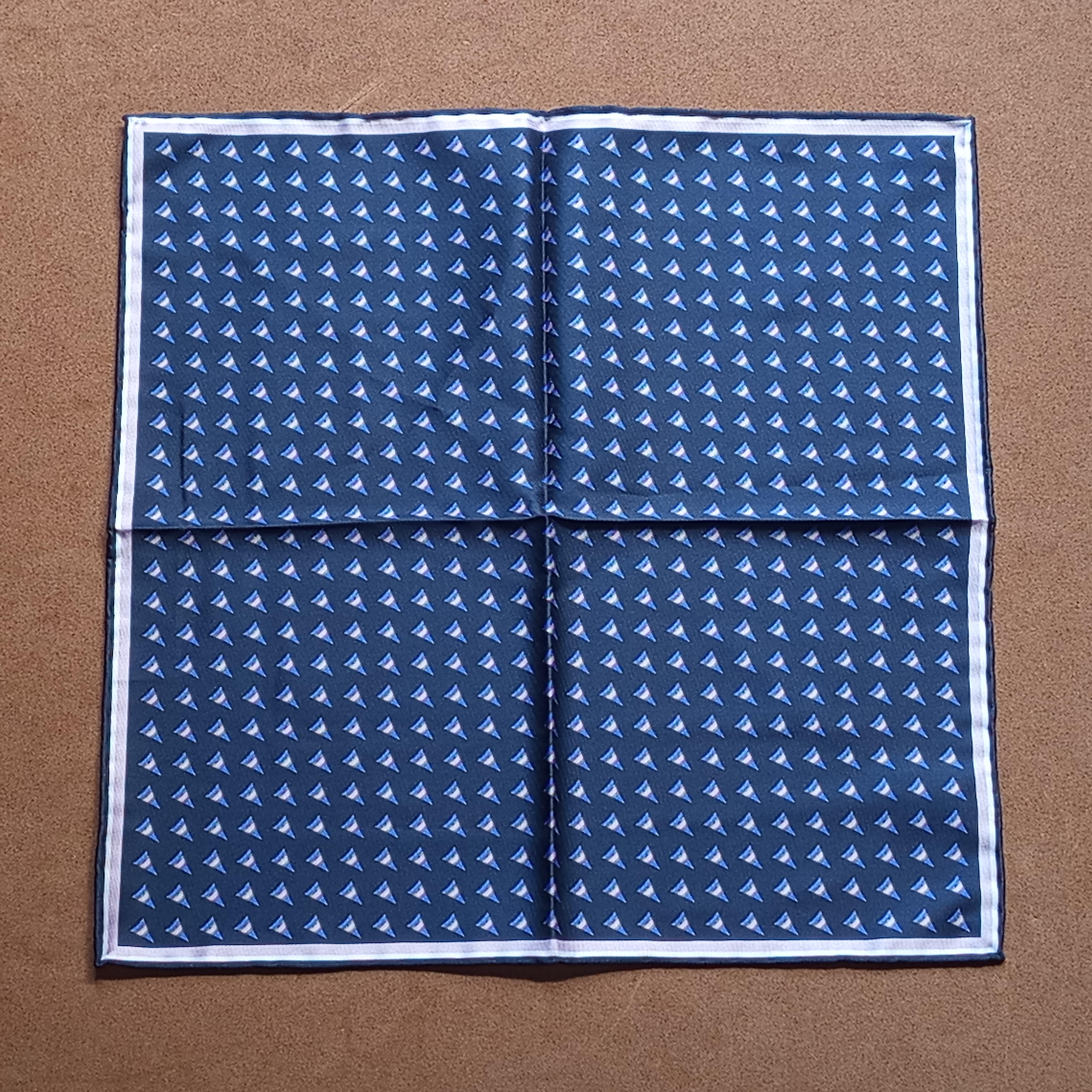 Üçgen Desenli Mikrofiber Cep Mendili 