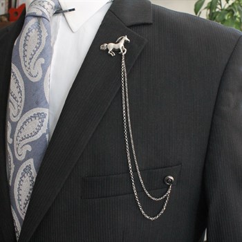 At Figürlü Ceket Yaka İğnesi