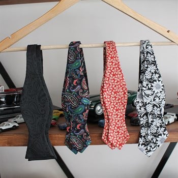 Çiçek Desenli Açık Papyon