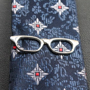 Gözlük Şekilli Kravat İğnesi