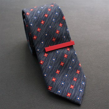 Kırmızı Kravat İğnesi