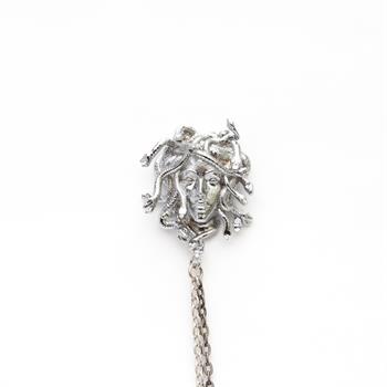 Medusa Figürlü Ceket Yaka İğnesi
