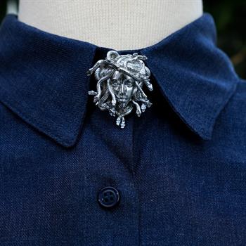 Medusa Figürlü Gömlek Yaka Düğmesi