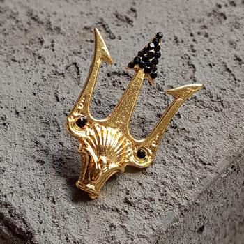 Poseidonun Üç Uçlu Mızrağı Figürlü Yaka Broşu