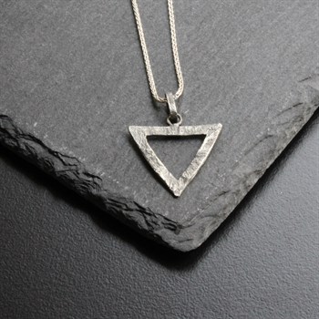 Üçgen Kolye
