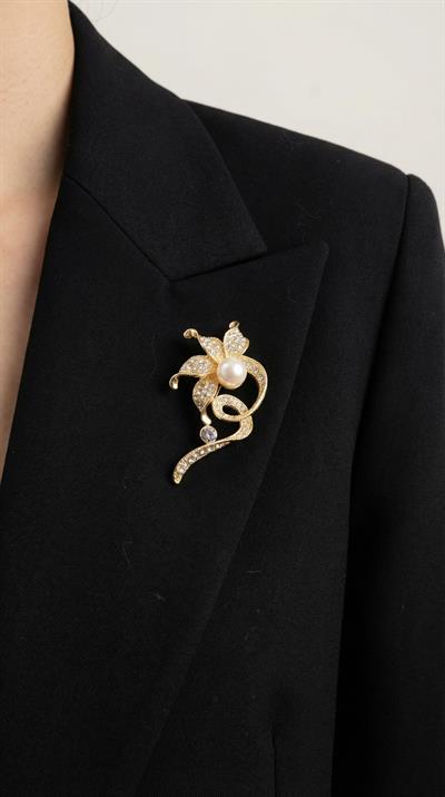 Taş İşlemeli İnci Detaylı Çiçek Formlu Broş 6.5 cm SARI