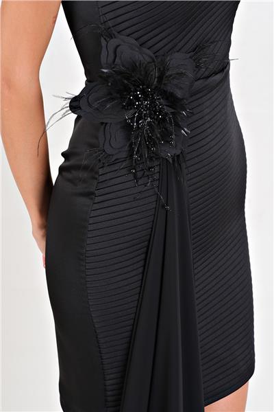 Climene Önü Piliseli Tek Omuz Çiçek Aksesuarlı Kısa Abiye Elbise SİYAH