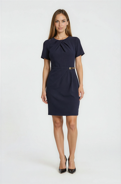 Drapeli Yaka Bel Aksesuar Detaylı Elbise SİYAH