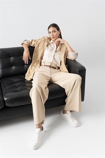 Goudot Kapüşonlu Mevsimlik Parka – Beli Büzgülü, Çıtçıt Detaylı AÇIK CAMEL