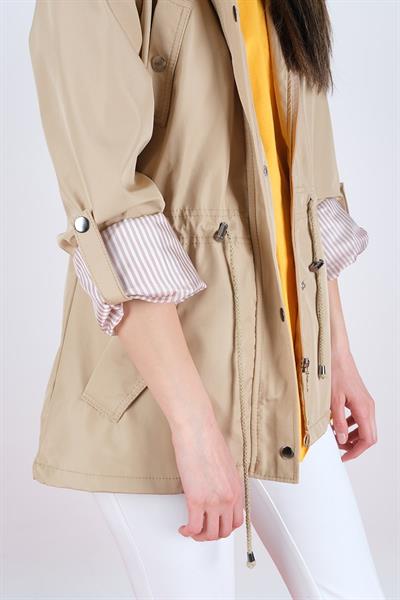 Goudot Kapüşonlu Mevsimlik Parka – Beli Büzgülü, Çıtçıt Detaylı CAMEL