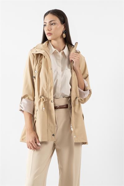 Goudot Kapüşonlu Mevsimlik Parka – Beli Büzgülü, Çıtçıt Detaylı AÇIK CAMEL