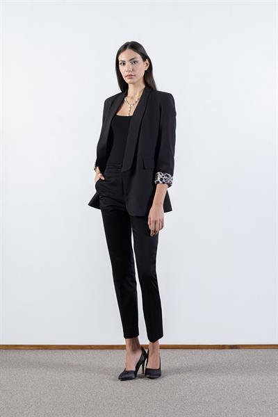 Orsilda Şal Yakada Gül Detaylı Ceket SİYAH