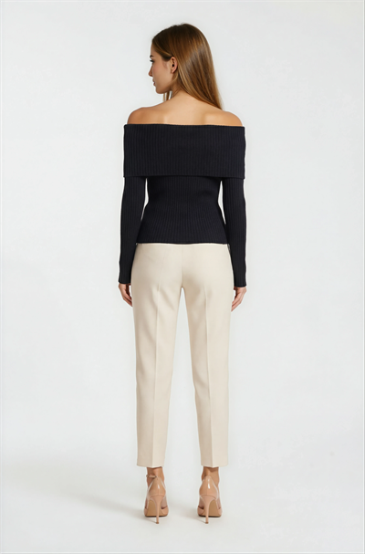 Radcliffe Madonna Yaka Uzun Kol Triko SİYAH