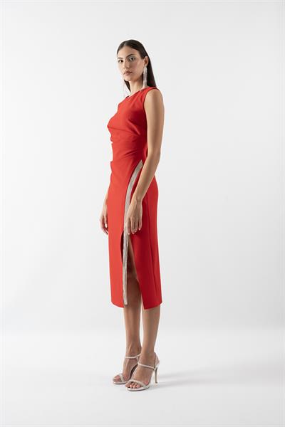 Rainwaterı Yuvarlak Yaka Kolsuz Yırtmaçlı Belden Aşağı Şerit Taş Aksesuar Detaylıı Kısa Abiye Elbise KIRMIZI