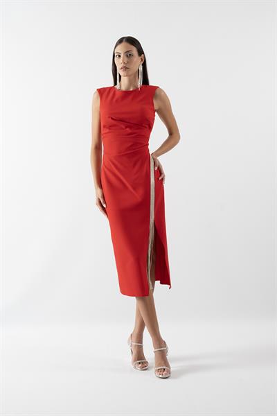 Rainwaterı Yuvarlak Yaka Kolsuz Yırtmaçlı Belden Aşağı Şerit Taş Aksesuar Detaylıı Kısa Abiye Elbise KIRMIZI