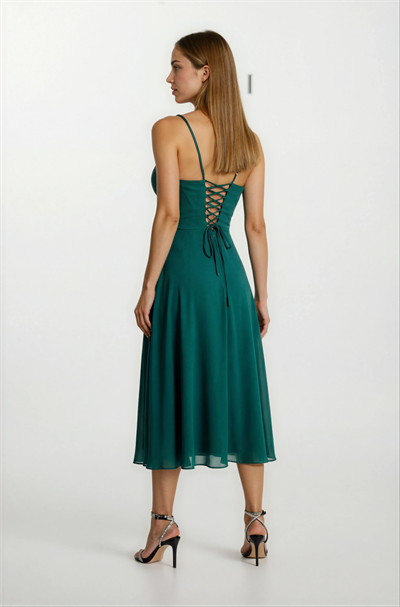 Riemelt Degaje Yaka Askılı Şırt Çarpraz Bağcıklı Midi Abiye Elbise ZÜMRÜT