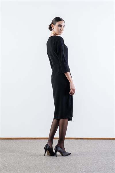 Rinalda Omuzda Pile Belinde İğne Detaylı Yırtmaçlı Elbise SİYAH