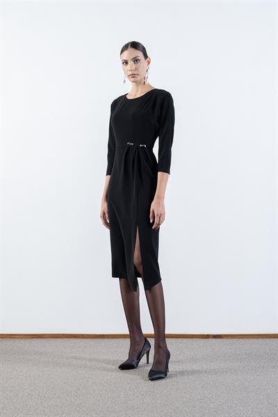 Rinalda Omuzda Pile Belinde İğne Detaylı Yırtmaçlı Elbise SİYAH