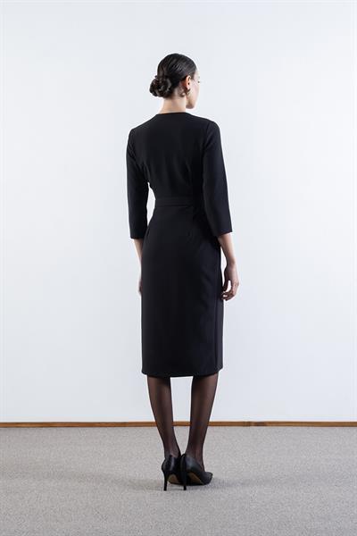 Tigerman V Yaka Fermuarlı Önde Yırtmaçlı Kemerli Elbise SİYAH